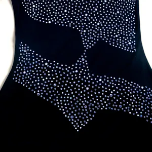 Detalle macro de patrones de ondas de diamantes de imitación en vestido negro