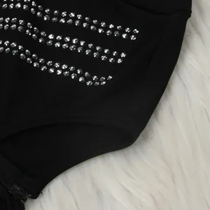 Λεπτομέρεια από σέξι μαύρο φόρεμα κλαμπ με σειρές από λαμπερά ασημένια στρας