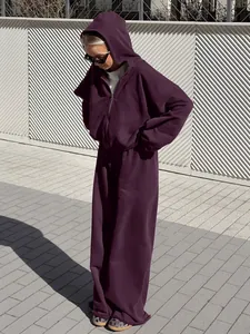 Conjunto de dos piezas para mujer con sudadera con capucha morada y pantalón ancho