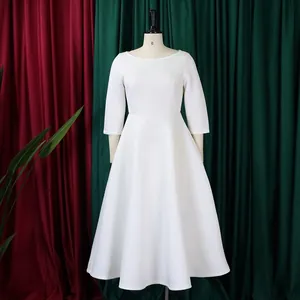 Elegantes weißes Abendkleid mit 3/4-Ärmeln und ausgestelltem Rock in A-Linie-Silhouette