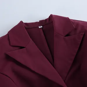 Dettaglio del rever e delle cuciture di un blazer bordeaux da donna vestibilità slim.