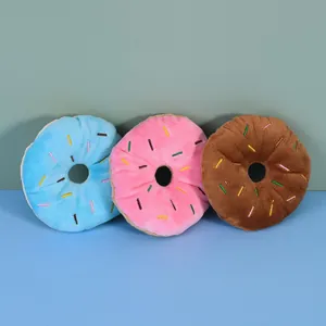 Set aus drei bunten, quietschenden Plüsch-Donut-Spielzeugen für Hunde mit Stickerei