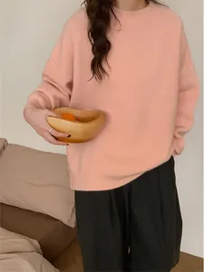 Vue détaillée d'un pull en maille rose surdimensionné avec col rond de style vintage