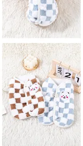 Détails de gilets à carreaux pour animaux avec écussons d'ours en marron et bleu ciel