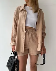 Nahaufnahme von beigem strukturiertem Baumwoll-Leinen-Hemd und Shorts Set für Damen