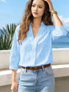 Elegante camicetta a righe blu e bianche con scollo a V e maniche a tre quarti estate.