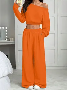 Détail complet de l'ensemble haut court en tricot orange et pantalon de survêtement