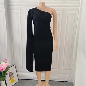 Elegantes schwarzes One-Shoulder-Bodycon-Abendkleid mit einem plissierten Ärmel
