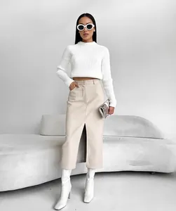 Schicker beiger Lederrock in Midilänge mit Frontschlitz für elegante Herbstoutfits