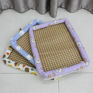 Variété de tapis de refroidissement en rotin pour animaux avec motifs de dessins.