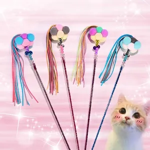Set di bacchette per gatti con pompon di peluche, nappe e campanellini per gioco interattivo.