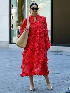 Détail d'une robe longue rouge ajourée avec fleurs 3D en dentelle pour femme