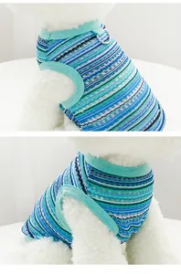 Detailansicht der atmungsaktiven blau-grün gestreiften Strickweste für kleine Hunde