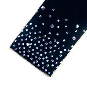 Primer plano detallado de diamantes de imitación brillantes sobre malla negra fina