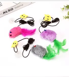 Vista dettagliata di giocattoli per gatti a forma di topo in peluche con piume e ventose