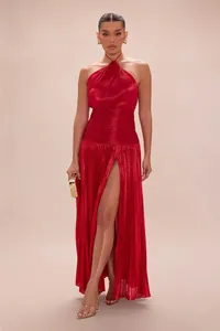 Elegantes rotes metallisches Plisseekleid mit Neckholder und gewagtem hohem Beinschlitz
