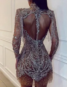 Nahaufnahme eines funkelnden Pailletten-Partykleids mit Fransen und rückenfreiem Design
