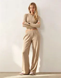 Set lounge beige da donna in due pezzi con felpa con cappuccio e pantaloni larghi abbinati