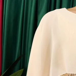 Detailansicht des cremefarbenen Chiffon-Capes an einem eleganten Pailletten-Abendkleid