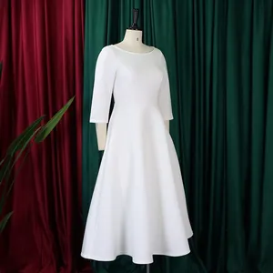 Elegantes weißes A-Linien-Midikleid mit Dreiviertelärmeln auf einer Schaufensterpuppe