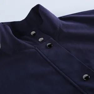 Detailopname van donkerblauw katoenen jack met opstaande kraag en metalen knopen