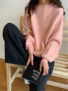 Gros plan d'un pull en maille rose doux à col rond et coupe ample pour femmes