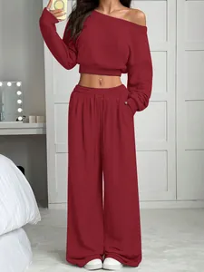 Vue détaillée de l'ensemble haut court à épaules dénudées et pantalon large bordeaux