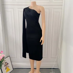 Elegantes schwarzes One-Shoulder-Abendkleid mit plissiertem Ärmel und schmaler Passform