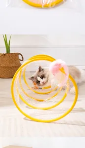 Detailansicht des zusammenklappbaren Katzen-Tunnels mit Netzdesign und Spielzeug-Zubehör