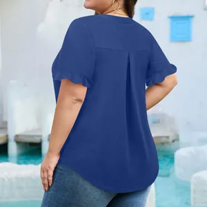 Vista trasera de una blusa azul de talla grande con mangas cortas de volantes y pliegues.