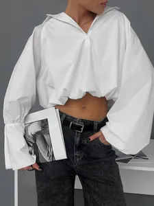 Stylisches weißes bauchfreies Poloshirt mit Laternenärmeln und Falten für modebewusste Damen