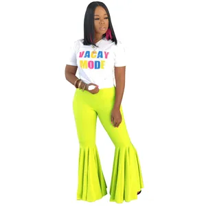 Vista detallada del conjunto de pantalón acampanado con volantes verde lima y t-shirt