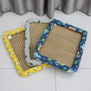 Vue détaillée de trois tapis rafraîchissants d'été pour chiens et chats en rotin tressé
