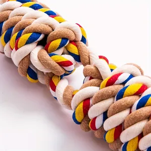 Detail van duurzaam veelkleurig gevlochten katoenen hondentouw voor tandenknarsen
