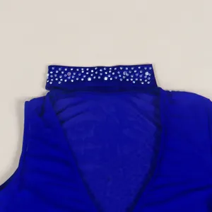 Primer plano de los brillantes diamantes de imitación en el cuello de malla azul