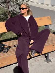 Conjunto streetwear de dos piezas morado para mujer con sudadera con capucha y pantalón