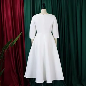 Detaillierte Rückansicht eines eleganten weißen ausgestellten Midikleids an einer Schaufensterpuppe