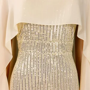 Detaillierte Ansicht des goldfarbenen Paillettenkleids mit Chiffon-Umhang Detail