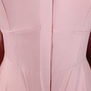 Detalle del elegante vestido rosa con costuras de alta calidad y diseño de cintura