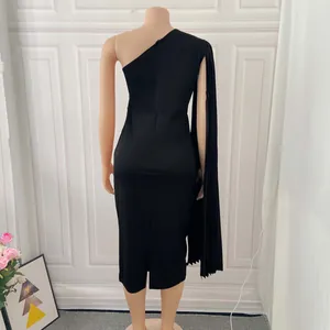 Rückansicht mit Details zur Passform und Faltenkapsel eines schwarzen Bodycon-Kleides.