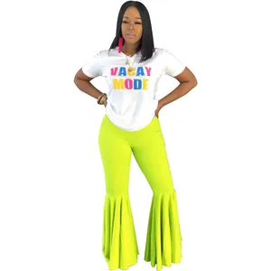 Conjunto moderno para mujer con camiseta blanca Vacay Mode y pantalones campana verde lima