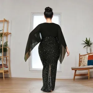 Achteraanzicht van een elegante zwarte avondjurk met pailletten en mouwen van chiffon.