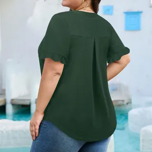 Detalle de un top de talla grande verde oscuro con mangas de volantes y un pliegue en la espalda.