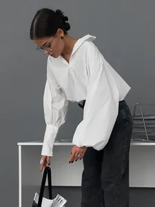 Schicke weiße Hemdbluse mit Puffärmeln, drapiertem Revers und modernem kurzem Schnitt