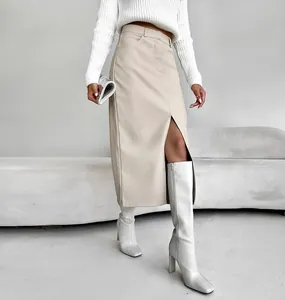 Eleganter beiger Midi-Lederrock mit hoher Taille und modischem Schlitz auf der Vorderseite
