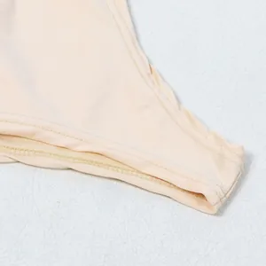 Vista dettagliata delle couture di alta qualità e del tessuto a rete per l'abito nude