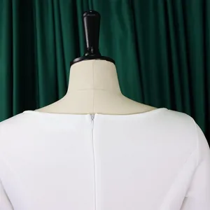 Detailansicht der Rückseite eines eleganten weißen Abendkleids mit verdecktem Reißverschluss.