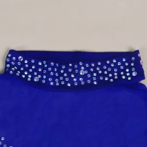 Primer plano de pedrería brillante en el cuello alto de un vestido de malla azul.
