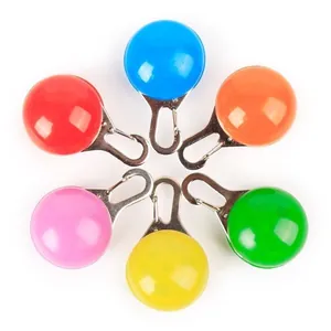 Sechser-Set bunte kreisförmige LED-leuchtende Hundemarken mit Metallkarabinerhaken