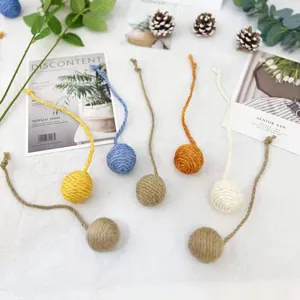 Juguetes de bolas de sisal para gatos con colas largas, varios colores para morder.